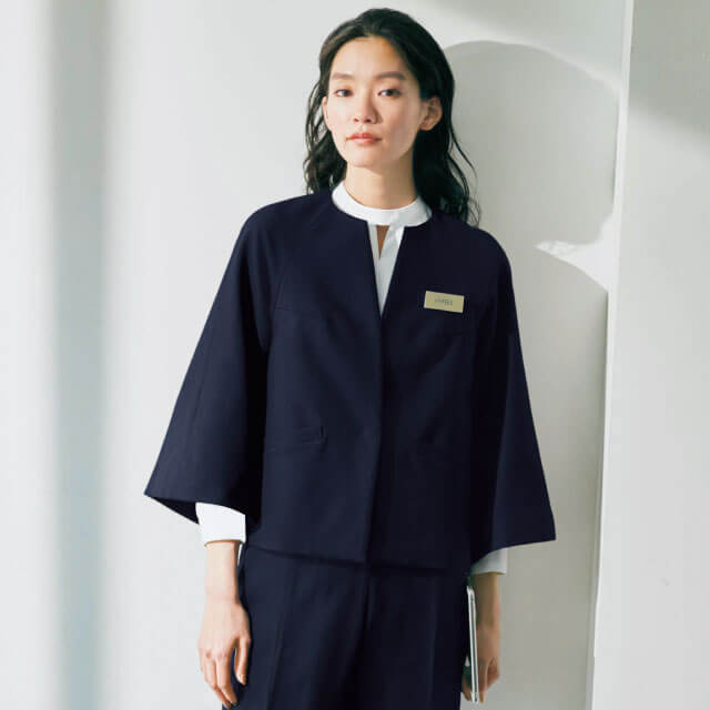 結婚式場・ホテル向け事務服 短い袖丈のジャケット
