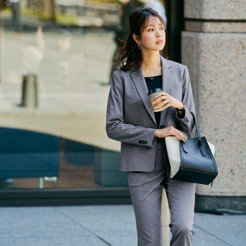 事務服 シワになりにくく動きやすい通年使えるスーツ