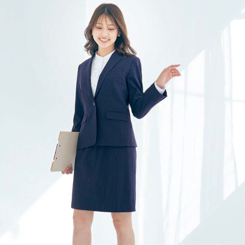 事務服 シワになりにくく動きやすい通年使えるスーツ